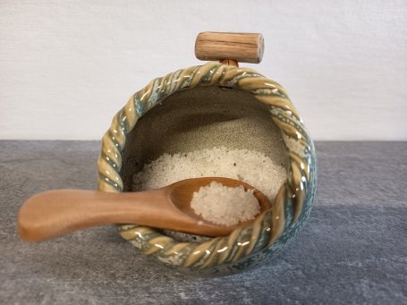 Salière 18€ Salière avec une cuillère en bois contenant du sel.